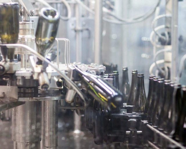 Particolare di un macchinario per l'imbottigliamento del vino